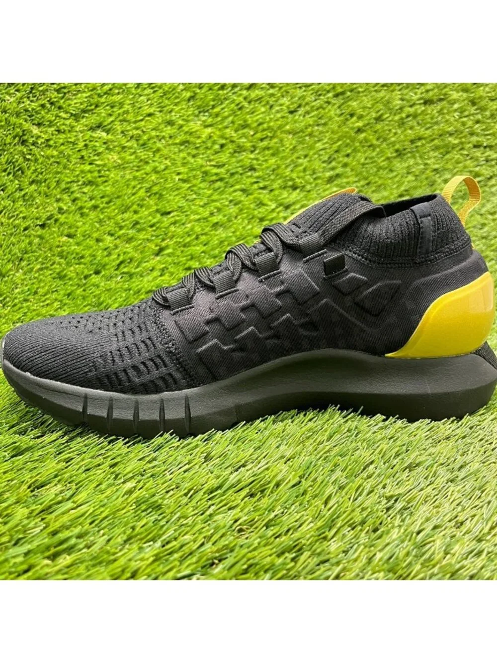 Under Armour HOVR Phantom 1 Mens Size 10 Black Gold Running Shoes Sneakers